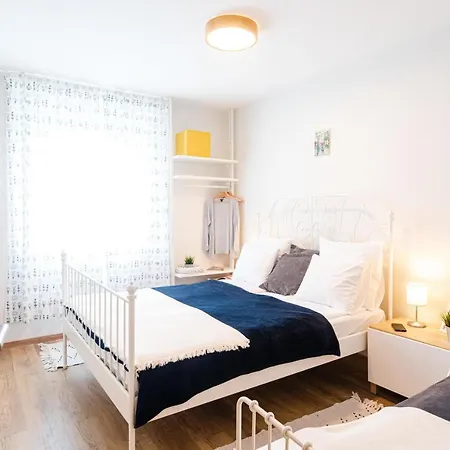 Kivalo Helyen Kuelteri Medences, Modern Apartman