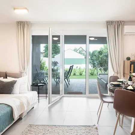 Kivalo Helyen Kuelteri Medences, Modern Apartman *