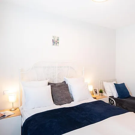 Kivalo Helyen Kuelteri Medences, Modern Apartman *