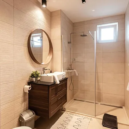 Apartment Kivalo Helyen Kuelteri Medences, Modern Apartman *