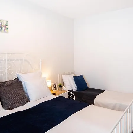 Apartment Kivalo Helyen Kuelteri Medences, Modern Apartman *
