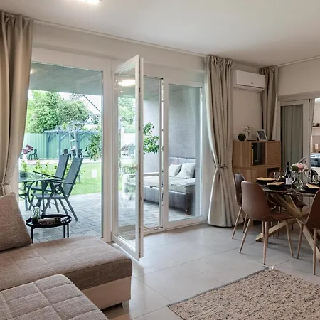 Kivalo Helyen Kuelteri Medences, Modern Apartman Siofok