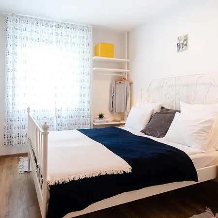 Kivalo Helyen Kuelteri Medences, Modern Apartman