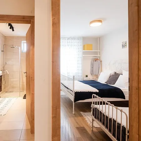 Kivalo Helyen Kuelteri Medences, Modern Apartman