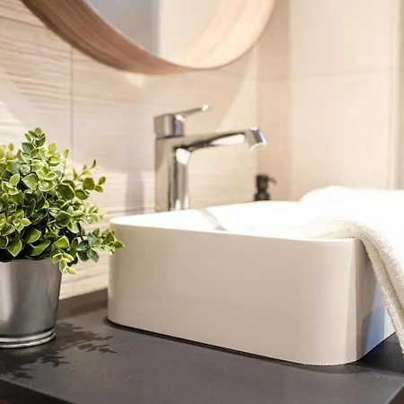 Kivalo Helyen Kuelteri Medences, Modern Apartman