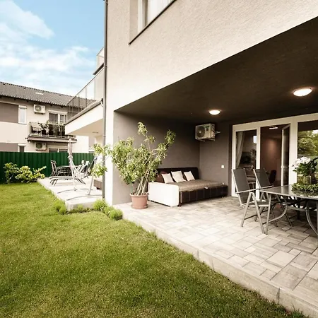 Kivalo Helyen Kuelteri Medences, Modern Apartman